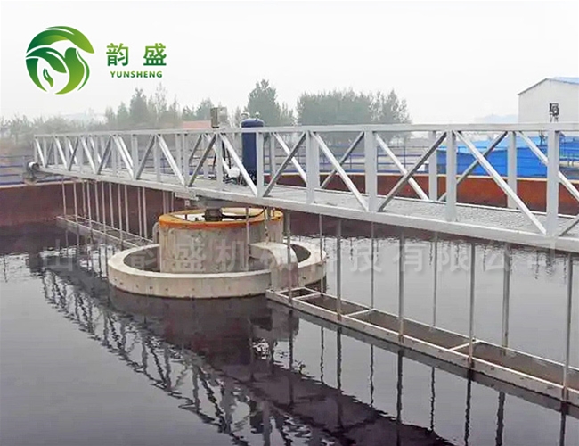 全橋轉(zhuǎn)動式刮吸泥機(jī)